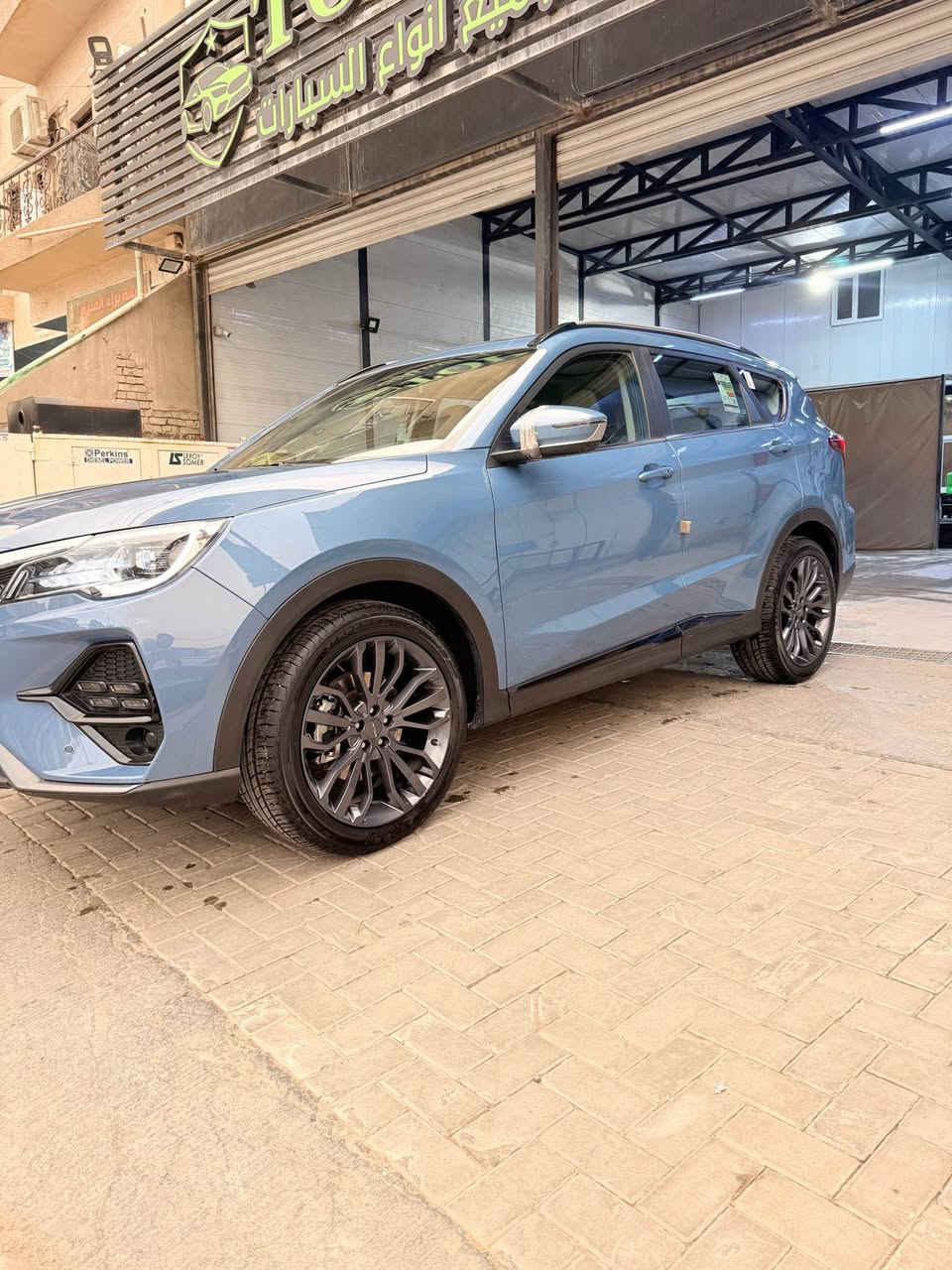 جيتور X70 1.5L Luxury 

الموديل: 2026 (خليجي)
العداد: 10000
للتواصل  ***********
السعر 21 مليون 
ترهم مراوس باقل 
بعدها بضمان الشركة
بدون رقم بعدها فحص موقت 
المحرك: 4 أسطوانات L1.5تيربو 156 حصان حقن متعدد النقاط
عزم الدوران (نيوتن-م): 230
ناقل الحركة: اوتوماتيكي دبل كلاتش من 6 سرعات
استهلاك الوقود: 7.8 لتر لكل 100 كم
الضمان الأساسي: 5 سنوات او 150,000 كم 
ضمان المحرك: 10 سنوات او 1،000،000 كم (أيهما اولاً / للمالك الأول)

المواصفات 
* إطارات قياس 20 إنچ
* فتحة سقف بانوراما 
*  الصندوق الكهربائي 
* مثبت سرعة 
* كاميرات 360 للرؤية المحيطية
*حساسات امامية وخلفية
 * شاشة عرض ترفيهية قياس 12.3 انج 
*شاشة عرض معلومات القيادة قياس 10.2 انج
*نظام صوتي من 8سماعات عالية الجودة
* نظام أبل كاربلاي وأندرويد أوتو لاسلكي
* شاحن هاتف لاسلكي سريع
*مقصورة الركاب من الجلد الفاخر 
*مقعد السائق كهربائي
*عدد صفوف المقاعد 3 (7 ركاب) 
*مصابيح أمامية و خلفية أوتوماتيكية ليد LED مع مصابيح نهارية
* المرايا الخارجية كهربائية و مدفئة مع خاصية التعتيم التلقائي
*ماسحات الزجاج الأمامي مع حساس للمطر
* دخول ذكي (بصمة) 
* خاصية إغلاق النوافذ وفتحة السقف عن بعد
*فلتر تنقية الهواء (N95)
*مسند الذراع الوسطي مع ثلاجة
 *انماط قيادة متعددة 
* وسائد هوائية امامية وجانبية
*نظام الفرامل اليديوية الأوتوماتيكي (Autohold)
*نظام التحكم بنزول المنحدرات
* نظام المساعدة لصعود المرتفعات
*نظام مراقية ضغط الاطارات
*نظام المكابح المانعة للانغلاق ABS
*نظام التحكم بالثبات ESC بغداد, العراق
