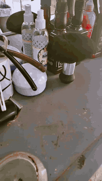 السلام عليكم 
غراض حلاقه كامل للبيع
سبلت شغال شرط
كراسي حلاقه عدد 2 نضيفات حيل
الغراض شلع للبيع السعر 500وبيهن مجال
للاتصال ***********
