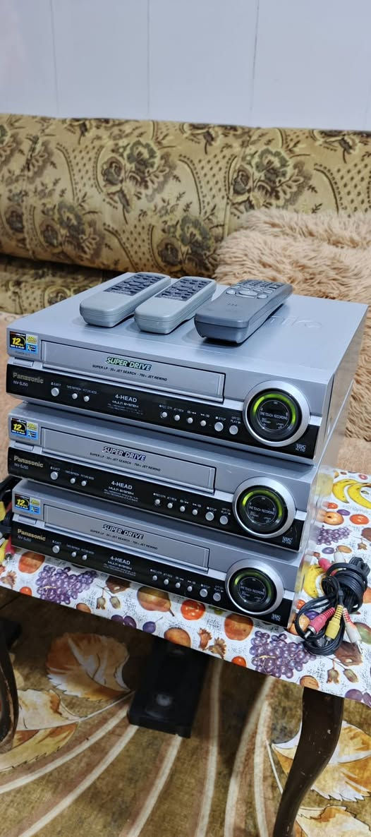 السلام عليكم .
جهاز فيديو كاسيت ماركة باناسونيك عدد ٣  موديل مميز و جميل . نظيفات و بلادية بدون تصليح نهائيا . شغالة بالكامل استيراد الكويت وليس اوربي
4 هيد صورتهم جدا ممتازة .
تصفية اوتوماتيكية للصورة . 
عرض و تسجيل .
 (مع الجهاز ريموت الاصلي و فيشة عرض للشاشة ) 
سعر الجهاز  ٥٠ الف نهائي .واصل لمكانك .
اي استفسار او مراسلة موجود خاص او 
*********** البصرة .موجود توصيل شركة .
