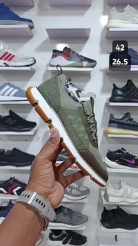 أبرز المعجبين • ملابس