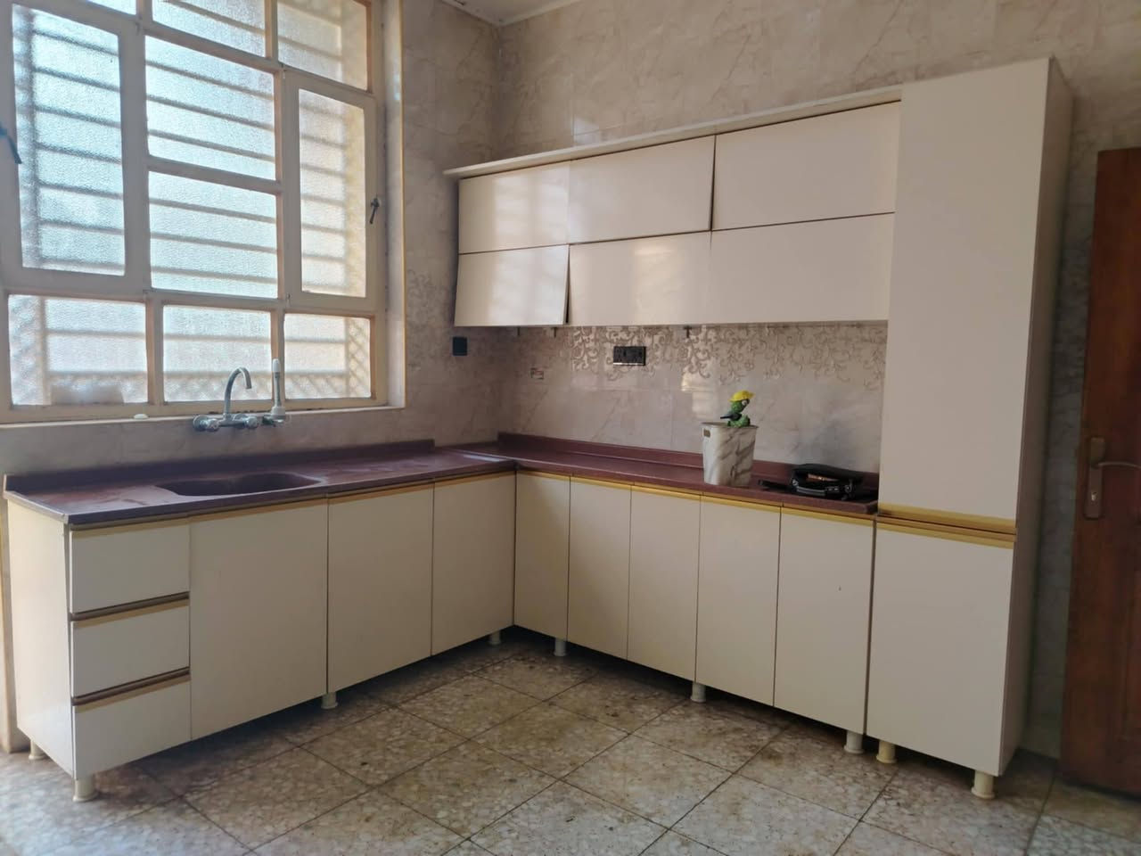 كاونتر للبيع نظيف جدا صارله 9 اشهر فقط للاستفسار مراسله الصفحه او الاتصال على الرقم ***********
