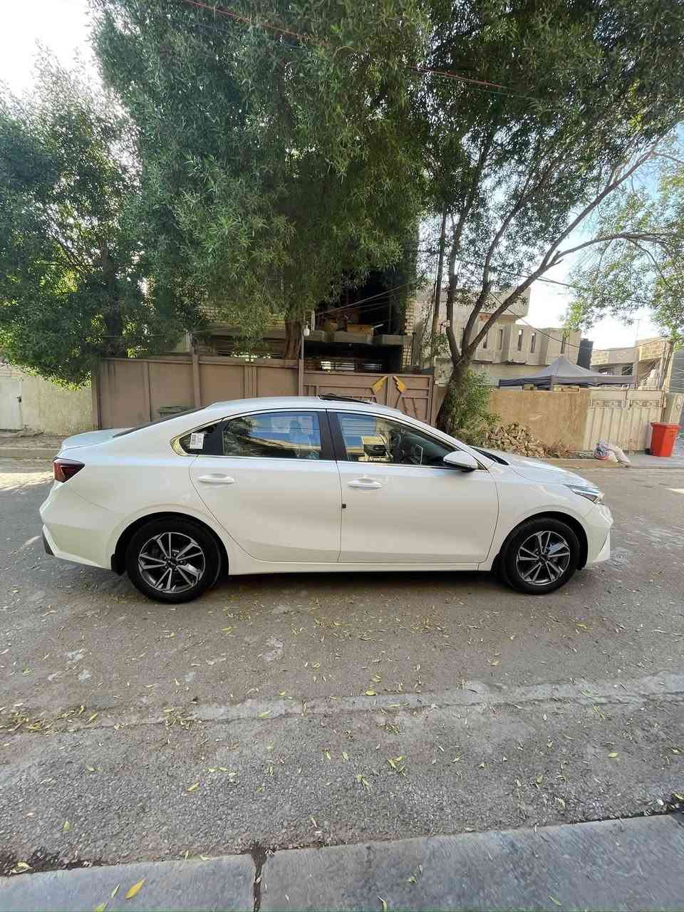 السلام عليكم ورحمة الله وبركاته
كيا سيراتو 
موديل2024  خليجي 
فول مواصفات من عده البصمة رقم بغداد انكليزي مشروع وطني مداور بأسمي هزه جديده 
مواصفات فول عده البصمه 
فتحه سلايت روف
لد نهاري 
حساس خلفي
شاشه كبيره 
كامره خلفيه
ويل كب كروم
تبريد قطعتين
دواخل لونين 
ماشيا 50  الف بعدهي بحاله الوكاله 
تبريد قطعتين 
مكينا 2000 دوش 
سيارة جديدة 

دوشمة ارضية سيارة كاملة مكاني الرميثه 
رقم التواصل 
 ***********
