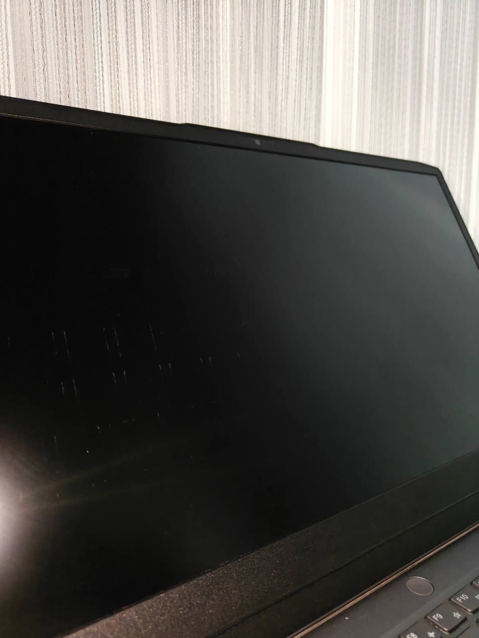 لابتوب قوي لینوفو بکرت شاشه 4060 لكن شوف وصف بیها شيء بسيط
💻 Lenovo LOQ  Gaming Laptop

⚙️ Processor: Intel Core i7-13620H (13th Generation)
🧠 Memory: 8GB DDR5 – 5200MHz
💾 Storage: 512GB NVMe SSD
🎮 Graphics: NVIDIA GeForce RTX 4060 – 8GB
🖥 Display: 15.6" Full HD with 144Hz refresh rate
🪟 Operating System: Genuine Windows 11 Pro (Activated)
تنبيه⛔ : الابتوب نضافتها 80% كمان الشاشه بيها طبع كیبورد ما اعرف يصلح ولا لا لكن انا ابیعها هكذا اي احد يريدها یکتب في تعلیقال او یراسلني واتساب ***********
