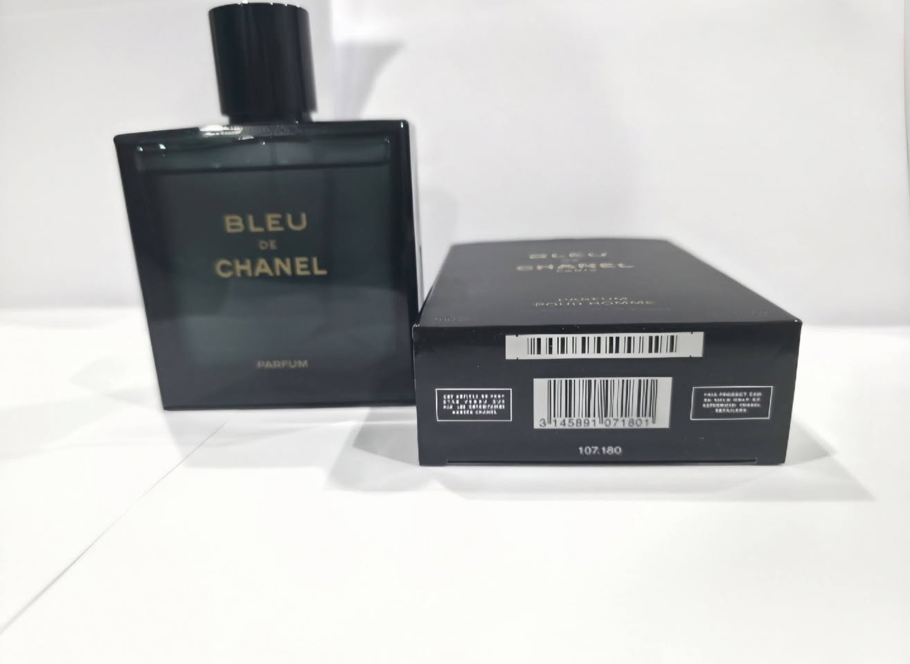 Bleu de Chanel Parfum 100ml للبيع عطر
عطر Bleu de Chanel Parfum أصلي 100 مل

- تم استخدامه استخدام بسيط جداً (تقريباً ممتلئ)
- يأتي مع العلبة الأصلية
- نظيف ومحفوظ بشكل جيد
- نسخة Parfum (أعلى تركيز)
- كود المنتج واضح في الصور

سبب البيع: لم يناسب ذوقي

السعر: 270,000 دينار عراقي (قابل للتفاوض)

التسليم يد بيد فقط، الدفع نقداً. في اربيل.


**إذا كنت صاحب هذا الإعلان وتريد حذفه لأي سبب، رجاءا أرسل رسالة إلى الدعم الفني**
