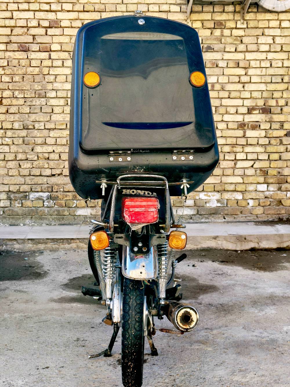 سلام عليكم
دراجه نامه امتياز موديل ٢2 اوراق كامله اصولي نظيفه كامله مع صندوق دلفري .  
السعر مليون وبيه مجال مكاني عماره حجي عبد .