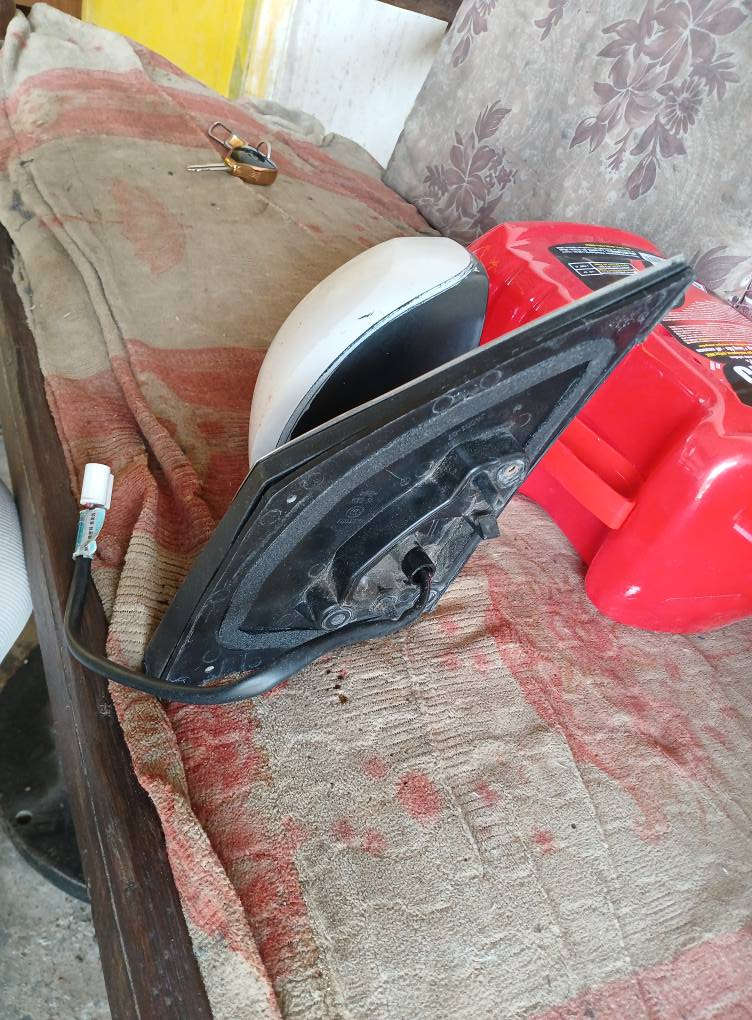 مرايه جانبيه كورلا ٢٠١٠ جهة اليمنى اللون ابيض نضيفه ***********
