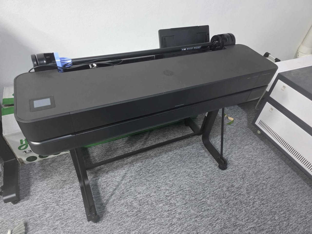 طابعه بلوتر ممتازه من شركه hp عرضهه 36 inch يعني ٩٠ سنتيم مستعمله استعمال كلش قليل اقل السبوعين يعني اخت الجديده 
للتواصل *********** النجف, العراق
