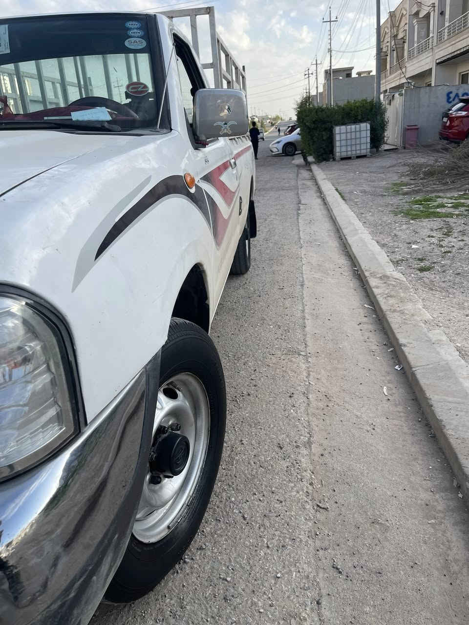 سلاوي خواتان ليبيت
نيسان ٢٠٠٧ بو فروشتن
سه نه وي نويه تا كوتايي ٢٠٣٠ 
ره قه م سليمانيه
له هه وليرم 
گيرو و مه كينه و سه رف و بوخار به شه رت
له زه ختيكي زور زور به كه مي ده نگي بيرن ي هه يه
ته بريد سارد و گه رم به شه رت 
تايه و تاخم پيشي نويه
بي مه سروف ه سه ياره ي ناو ئيشيه
هي ده ستي خومانه
يه ك بستي سبوغ ه له پشت ده رگاي سايه ق ي
پيشي پشت لايتي زور به كه مي هه يتي
بس بي سبوغ و بي ليدران
هه نديك شويني تعديل ه 
وه ك ليدران بستيكي هه يه 
هه موو شتي نويه
سه نه وي و ژينگه و هه زه و فه حس
تحويل و وكاله به شه رته
تكايه هه موو شتيكمان نوسيه موشته ري ني ته له فون مه كه 
واتساب 
*********** 
سعري ١١٥ و مجال
