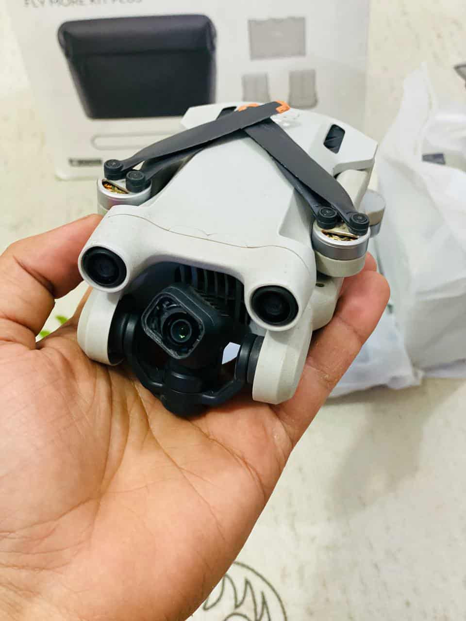 مني 3 برو كامل ملحقات بس شويه هاملها الدرون السعر 850 وبيها مجال
***********
