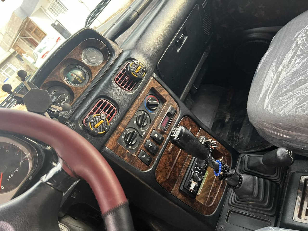 هۆنداگالۆبەر٢٠٠١ڕەقەم هەولێر،نرخ٥٥گەڵا
بێدەعم بێ بێ بۆیاخ، ٢٧٦هەزار ڕۆشتوە،،
گێڕ مەکینە دەبڵ ئەکسل بەشەرت،، سەیارەکە نمونەی پاکیو جوانیە،،
تەبریت مەرکەزی ، کارەبای کامل بەشەرت، قفڵ مەرکەزی جامکارەبا ئاوێنە کارەبا پێشو دوای کامێرایە،
ڕەقەمی تا٢٠٣٠تازەیە، هەزەی تازەیە تەحویل خرامە بەشەرت ،شوێن سلێمانی هەوارشار،،*********** السليمانية, العراق
