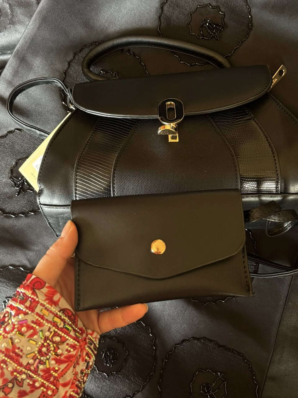 جنطه جديده بالعلامه اريد ابيعها سعرها٢٥ مع توصيل جلدها تكمه وسوادها فاحم وبيها جزدان


**إذا كنت صاحب هذا الإعلان وتريد حذفه لأي سبب، رجاءا أرسل رسالة إلى الدعم الفني**