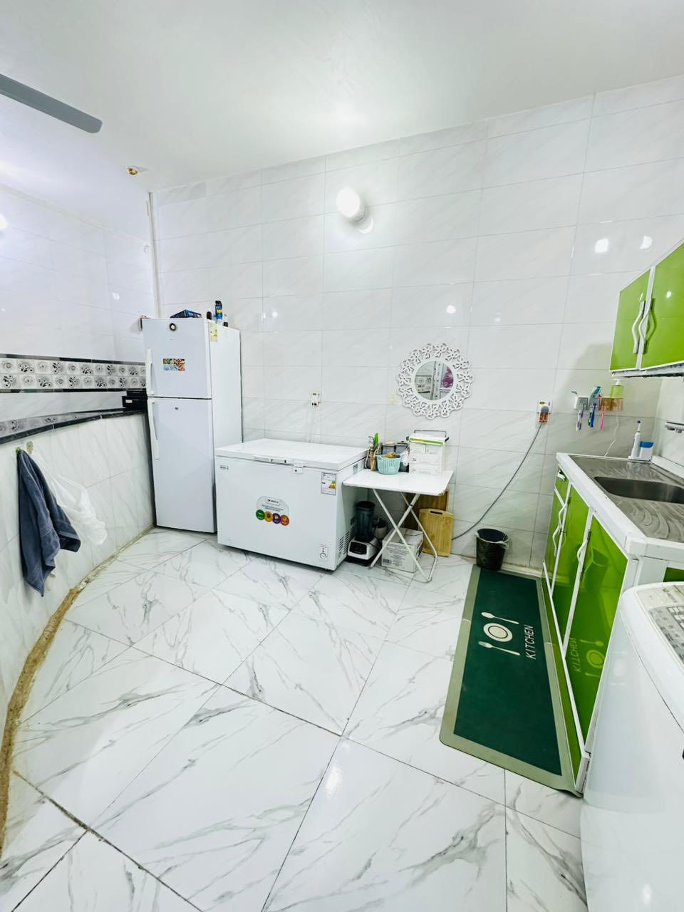 بيت للبيع بمساحه 100 م  العرض 6م طابو زراعي سند 25 إقرار محكمه العنوان مقابل قريه الغدير السعر 36مليون قفل  
يحتوي البيت على غرفه نوم وصاله ومطبخ واستقبال حمامات داخليه وخارجيه  وغرفه في طابق الثاني للتواصل على وات ساب
مع سيتم كامل كامرات
وموكيت لكل المنزل جديد +كيزر جديد 
* علماً البيت مشمول بالقرار تمليك الاراضي (سند )
 
***********
