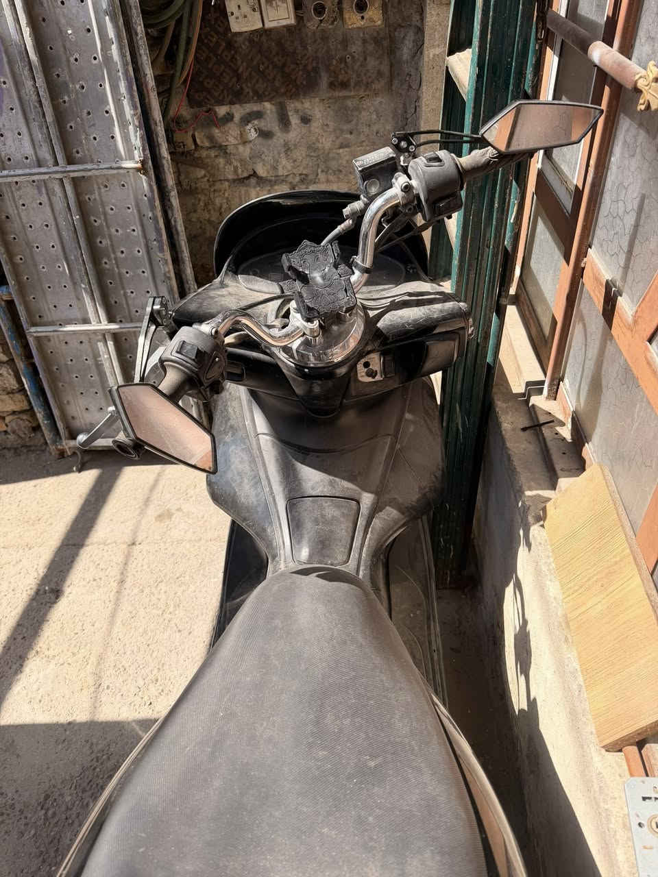 السلام عليكم 
Pcx 2015
مكينة 125
كما موضح بالصورة اللون اسود 
المكينه كايمه اخوان مكينه كايمه 
شبيها ما اعرف قبل فترة جنت امشي بيها وطفت 
درت عليها طلع صوت بالمحرك 
ماشغلتها بعد 
المهم اني ابيع المكينه كايمه مالي علاقة تجي تشوف 
وتاخذها 
رايدها ب٧٠٠ الف 
بيها مجال بسيط كلش 
ابو ال٥٠٠ اترجاك عوفني 
مكاني الدولعي 
***********
