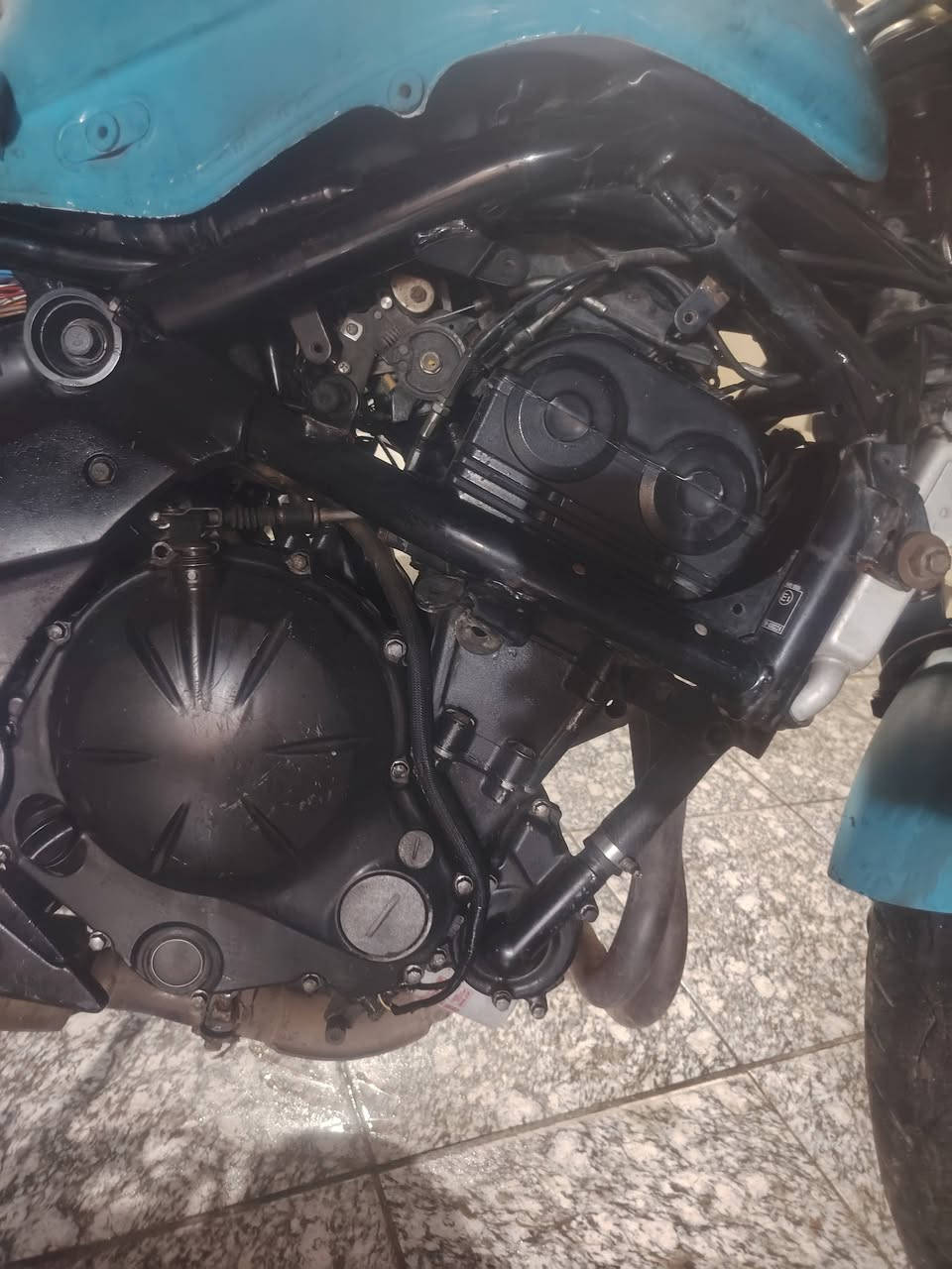 كاوسكي ٢٠١٢ محرك ٦٥٠  دراجه مكينته تخبل بيه خربطه فقط يحتاجله تريتيب الدراجه شغاله يرادله ادامه المكان بغداد ***********
