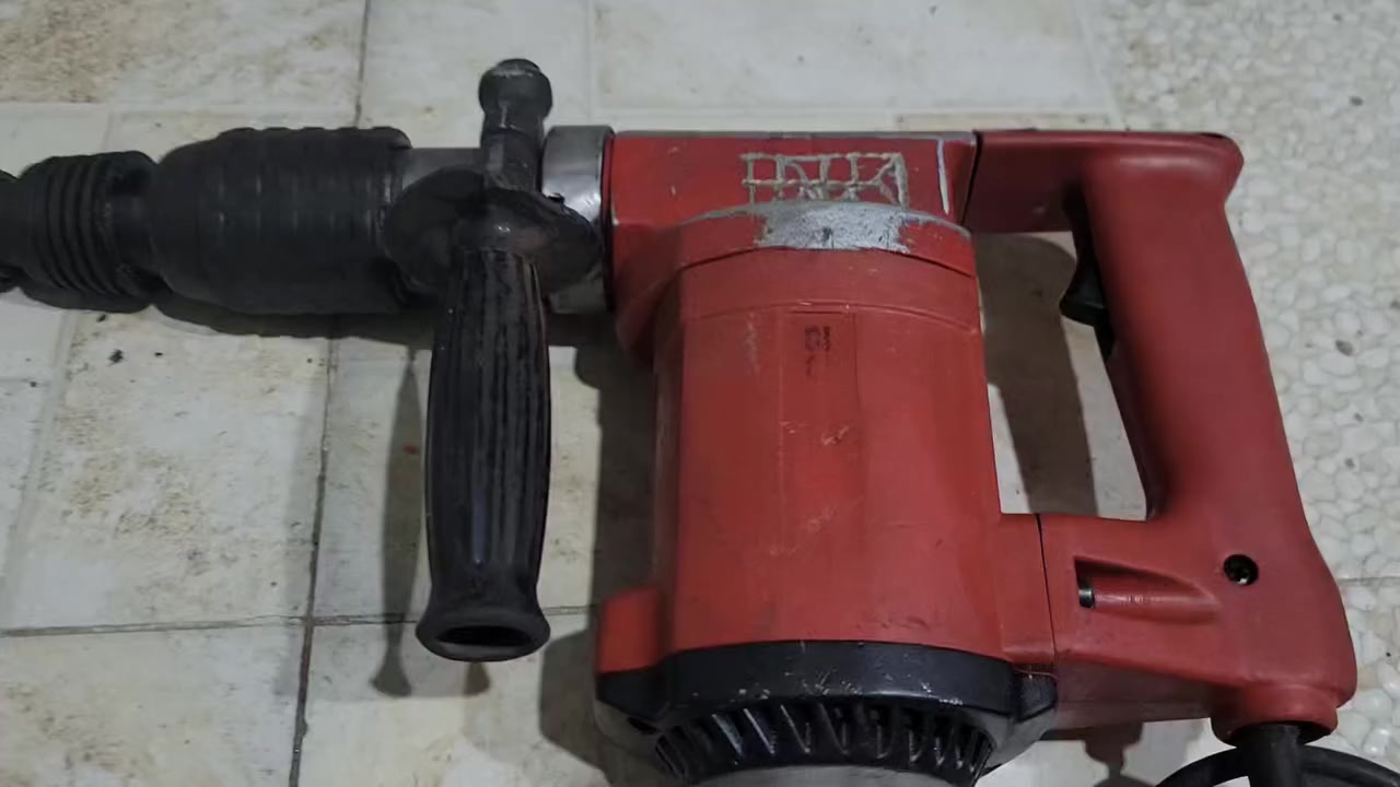 دريل همر ماركة هلتي الالمانية تزريف وتفليش نظيف كلش السعر ٧٥ الف الشراي يراسلني او يتصل واتسب*********** توصيل موجود لكافة المحافظات
