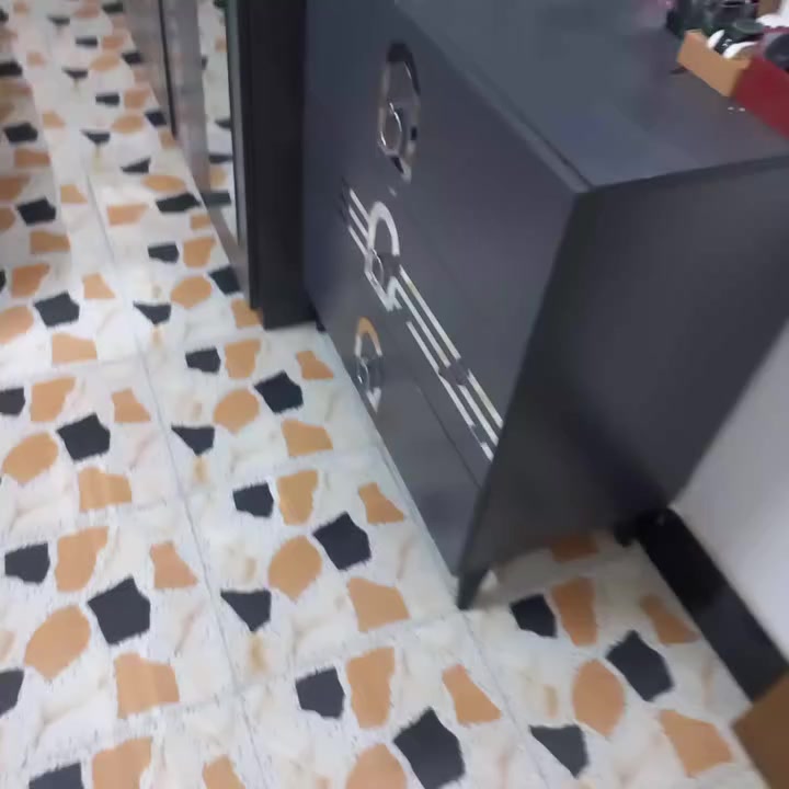 السلام عليكم
غرفه تركيه للبيع مستعمله بيهه اضرار بسيطه هيه ودوشك كامله التفاصيل كلهه داخل الفديو مكاني سبع البور 
السعر ٣٥٠ وبيهه مجال 
***********
