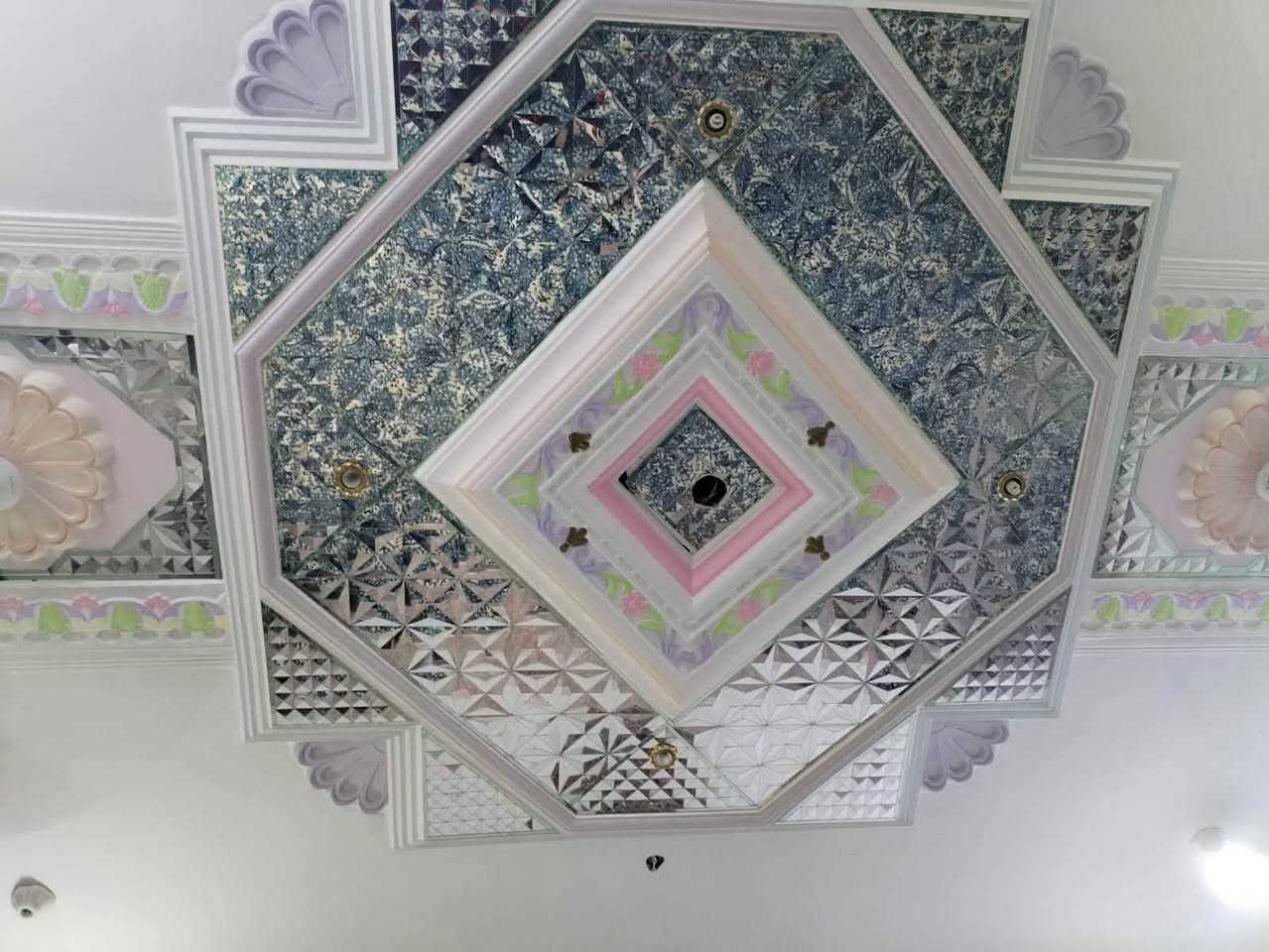 السلام عليكم بيت بل قشلة الزراعي شارع التجنيد القديم المساحة ٢٢٠م تفاصيل الدار الطابق الاول غرفه وصالة وبراني ومطبخ وصحيات داخلية وخارجية وتهوية وحديقة والطابق الثاني يتكون من صالة وغرفة ومخزن للستفسار الاتصال على الرقم *********** أو مراجعة مكتب عقارات الثابت عنوان المكتب السماوه حي ألحكم مجاور مجمع الالماني توتل مقابل متنزه النورين
