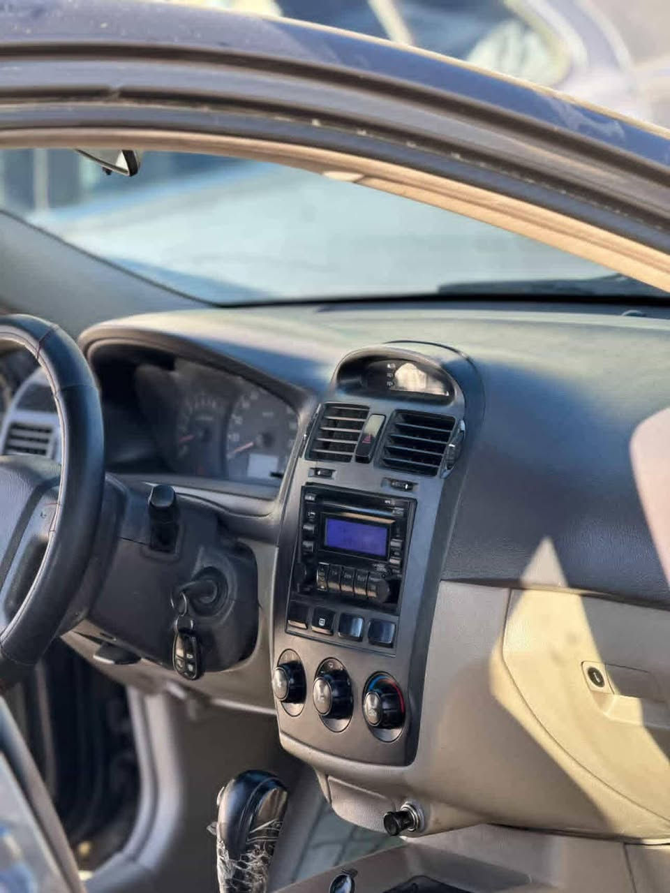 يالله سلام عليكم كيه سيراتو موديل 2006 كير اوتوماتيك محرك وكير شرط ويل اكروم  كهربائيات شغاله  صدر جديد فتحه اريل سياره فول رقم أربيل سنويه منتهيه شرط التحويل
سياره صبغ قطعه وحده بس بيها جلح السعر 65
رقم المبايل ***********
العنوان السياره صلاح الدين تكريت
