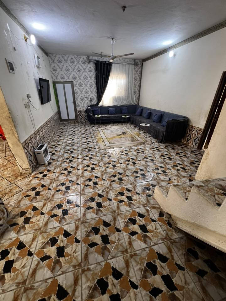 ياالله اللهم صل على محمد وال محمد
مساحه البيت 300
مساحه القطعه 700
بناء بلوك كهربائي
عكاده
يحتوي على استقبال +صاله+مطبخ +غرف عدد 2 + صحيات داخليه وخارجيه
مدرسه تبعد 300 متر 
ماء كهرباء ومولده سحب كله جاهز مجهز
السعر المطلوب 65 مليون قابل للتفاوض
الموقع / الخميسات شارع طاقه شركه النفط
***********
***********
