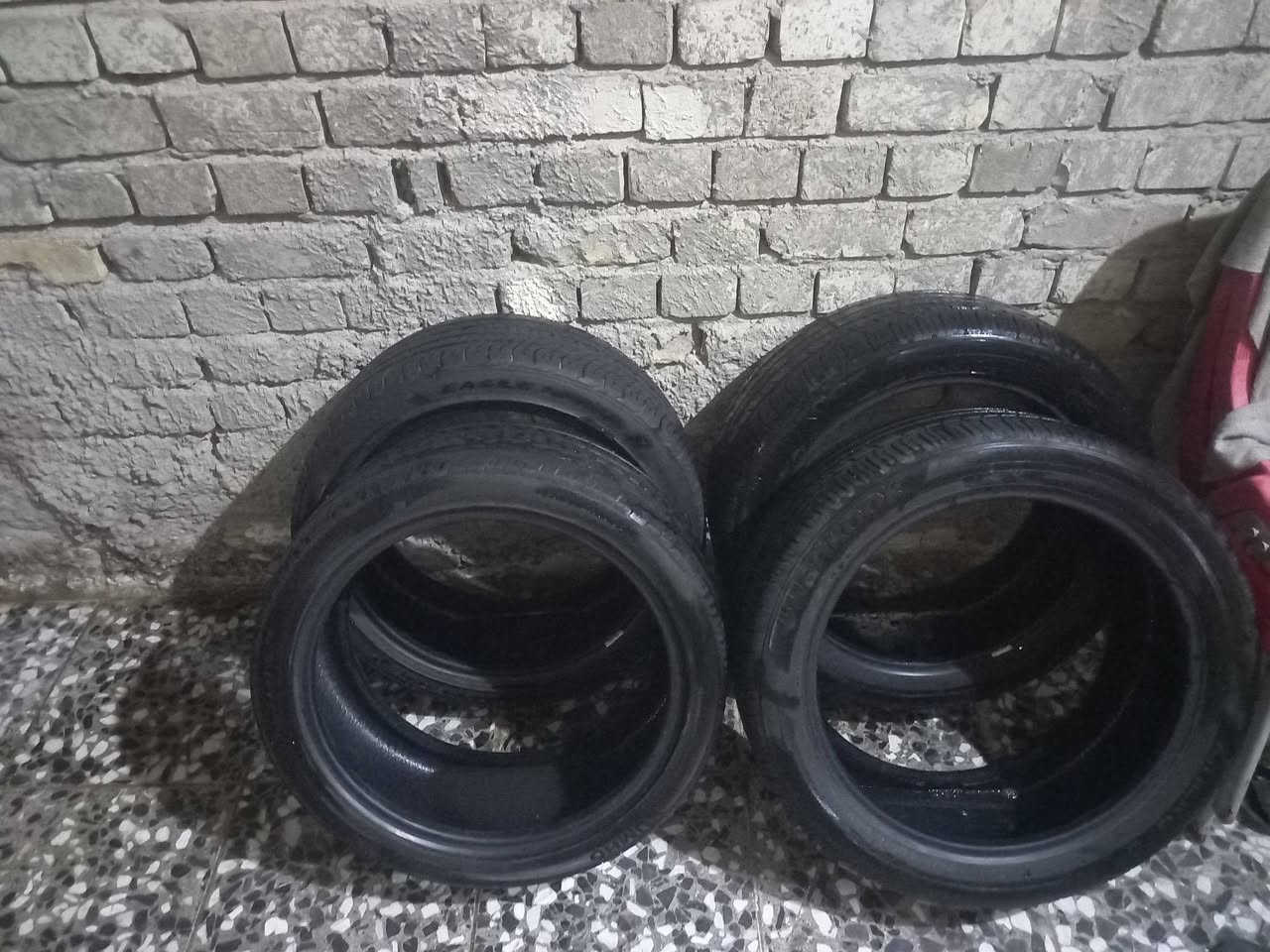السلام عليكم عندي تخم جنت شاده k5 حجم 
235..40..ZR18
نظافتهن ٧٠ بالميه 
واحد مابي لا ركعه ولا فتيله 
و٣ تايرات كل تاير فتيله وحده 
السعر 100 
للاستفسار ***********
