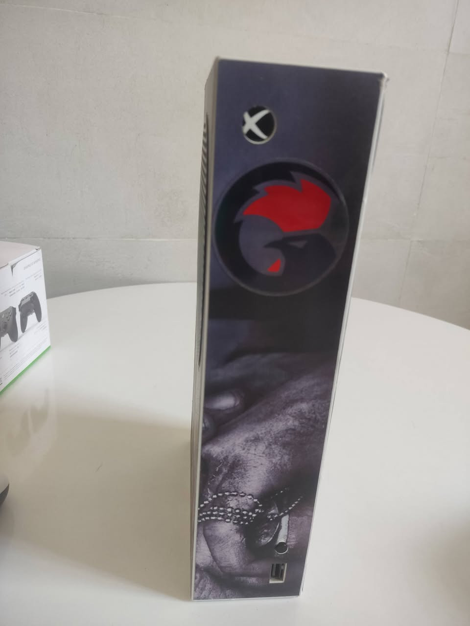 السلام عليكم
اكس بوكس سيريس اس مستعمل مع كامل ملحقاة و جويستك2 اليدة الاصلية و قيم سير توصيل مجاني  السعر 325  او مراوس بلي ستيشن 4 كامل مواصفات

الجهاز شغال نضيف 100 /90 مكفول قسما ابدا مطاب تصليح بس اني فتحته لان به غبرة بسبب تنظيف البيت نضفت بس المروحة ما فتحت فتحة المعالج و الجهاز فول مواصفات 512  گيگا بايت 120 فريم 2k و 4k حسب اللعبة دقة فول و سلاسة فول و يحتوى على مكتبة العاب ضخمة اسمها اشتراك game pass Ultimate تحتوي على اكثر من 2000 لعبة اشتراك شهري ب 5 الاف مضمون بس من خلال توصيتي و تگدر تسوي الحساب مشترك مع اكثر من 3 اشخاص يعني تشتري قيم باس 2 شهر 10الف  انت و صديقك تتقاسمون الفلوس و الكم شهرين بنصف السعر و تستطيع تلعب اجزاء كود بلاك اوبس مجانا من خلال اشتراك القيم باس و مستعمله استعمال شخصي يحتوي على حساب مفعل به اشتراك قيم باس التمت محمل به العاب كود بلاك اوبس 7 زومبي قينشن امباكت ماينكرافت و كم لعبة كذلك مكاني ديالى رقم هاتفي *********** ملاحضة مهمة الجويستك ثنينهن شغالات لكن الجويستك الاصلية تعاني من مشكلة اطلاق النار و التصويب ازرار الشفتات السفلية تشكل و تحتاج صيانة مو مكلفة و الجويستك الثاني القيم سير بعض الاحيان عند تحريك الواير يفصل من الاكس بوكس يجب تحريك الواير مجددا حتى تعمل الجويستك مجددا يوجد توصيل لكافة المحافظات و التوصيل مجاني و السعر قابل للنقاش اقبل مراوس  بجهاز ps4 و فرق طبعا
