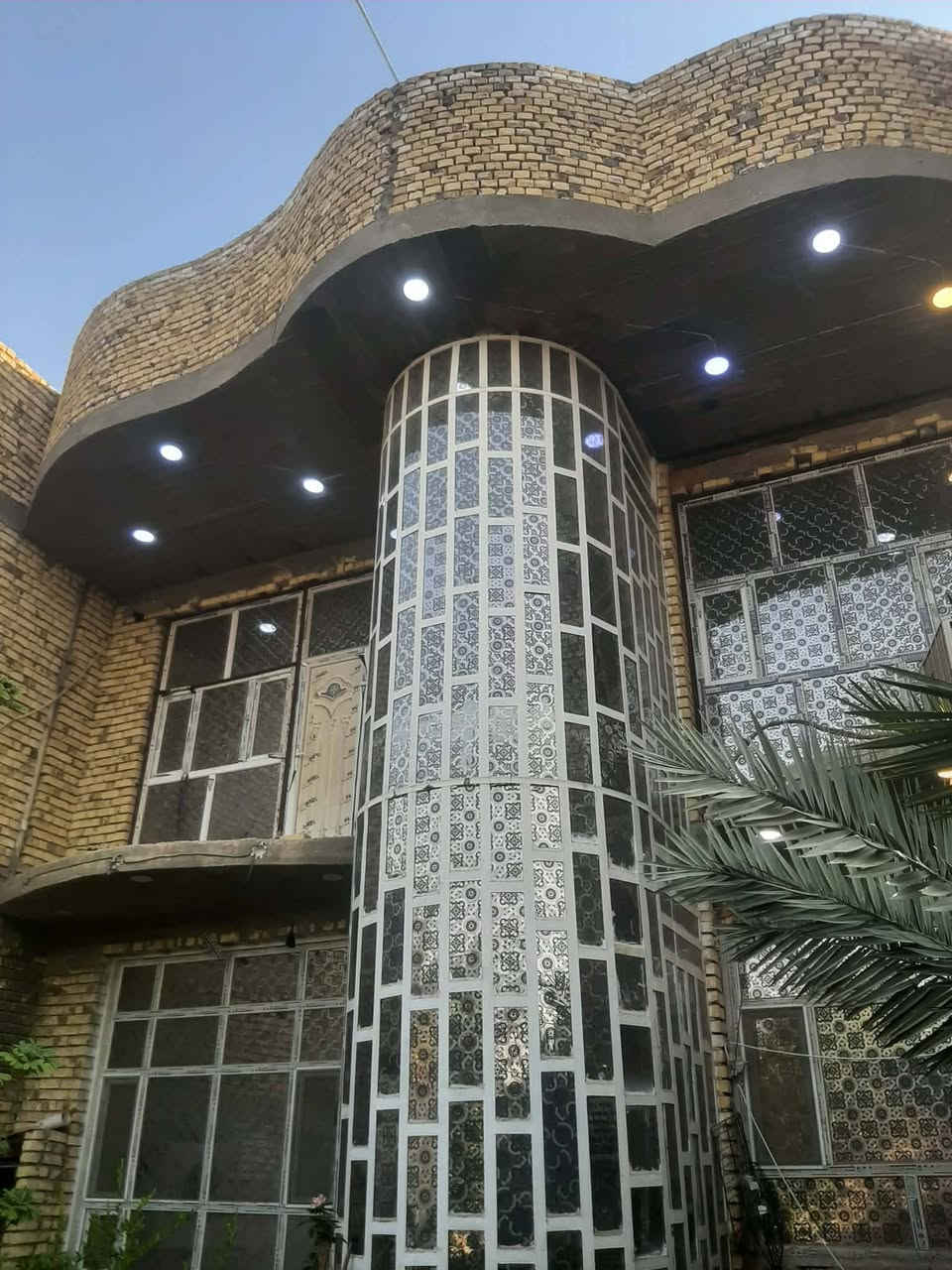 بيت في حي الحكيم نزلت بيت خليفه مساحه  365متر 3طوابق يتكون الطابق الاول من استقبال 9x4مطبخ بارد زائدحار 9x4 كليدور2x9 صاله 5x7 حمام4x2غرف نوم عدد2 m6x4 الطابق الثاني يتكون من 3غرف زائدصاله مع صحيات الطابق الثالث بيتونه زائد مخزن 5x4 الصطح الاول مع الثاني مطبك اشتايكر الداخل كله ازره 120الارضيه بورسلين ✋✋مكلف بالنشر الاستفسار الاتصال على الرقم ‏‪***********‬‏
