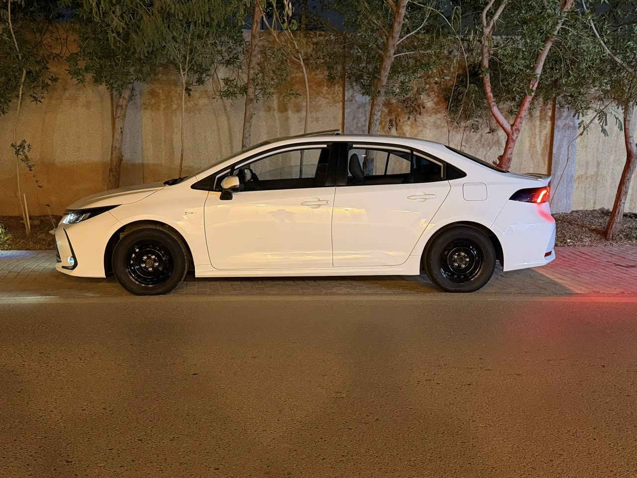 كورلا هايبرت-2025----***********
عداد المسافه -15000
فتحه
بصمه
اسبايدر 
جلد
بيه رصعه ازغيره بالباب فقط
مكفوله السياره من الصبغ والتبديل
مكان السياره بغداد
