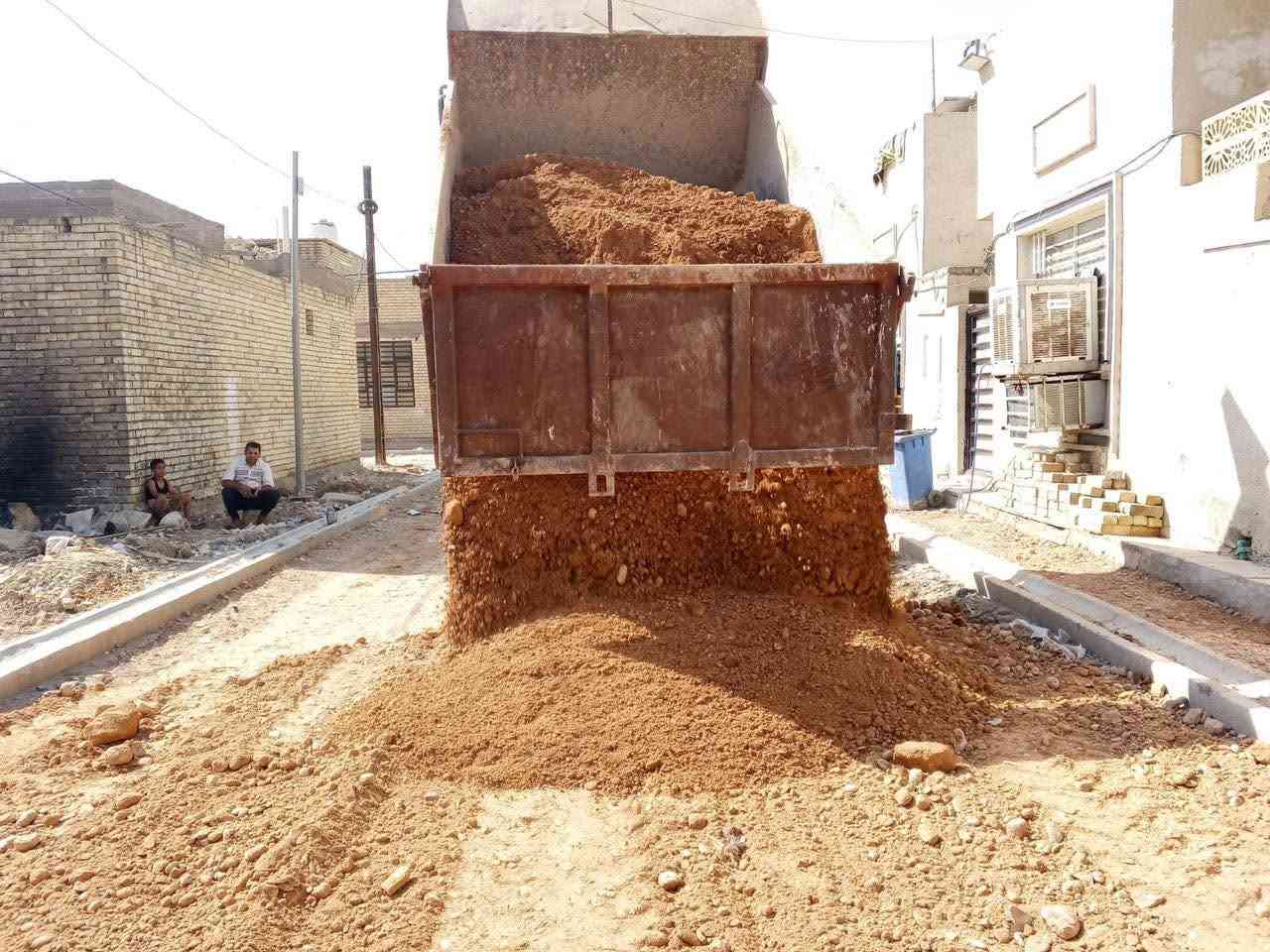 جاري العمل في مشروع تبليط وصب ساقية جانبية في حي خضراء الدسيم

تتواصل أعمال مشروع تبليط وصب ساقية جانبية في حي خضراء الدسيم / قضاء الزوراء، ضمن مشاريع محافظة بغداد الهادفة إلى تطوير الواقع الخدمي وتحسين البنى التحتية في مناطق العاصمة.

حيث تتضمن الأعمال أعمال التسوية الترابية، فرش الحصى الخابط، أعمال التبليط وصب الساقية الجانبية، إضافة إلى إنجاز فقرات خط تصريف مياه الأمطار.فيما تستمر الكوادر الهندسية والفنية بإكمال الأعمال المتبقية وفق المواصفات المطلوبة.

نسعى دائماً إلى متابعة المشاريع ميدانياً وتقديم الخدمات التي تليق بأهلنا في مناطق بغداد.

هاني نورالله الربيعي
النائب الفني لمحافظ بغداد


**إذا كنت صاحب هذا الإعلان وتريد حذفه لأي سبب، رجاءا أرسل رسالة إلى الدعم الفني**