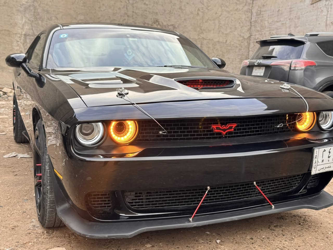 تشالنجر موديل 2017 
مواصفاتها 
تشغيل عن بعد
شاشه كبيره + كامرة 
ويل 20 
ويل كب نجمة خسفة قويه 
و بعد مواصفات SXT المعروفة
كير مكينه مكفول
حداديه السياره جيدة 
كشن كهرباء 
بنيد هيلكات 3 فتحات 
تبريد ثلج ماشاءالله 
مكان السياره بغداد
***********
