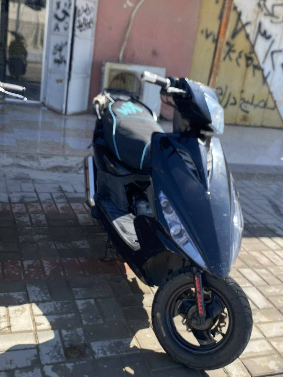 سلام عليكم دراجه للبيع كفاله  مكينه مامفتوحه  لاتبخير ولا تنقيص   الدراجه صاله شهر منازله من الحاويه  الدراجه نقصه فقط عداد  سرعه 
ً
 بريكات امامي خلفي اشاير لايت امام  زنون كله شغال من الطول لطول دراجه نوزل  معدله ميه وعشره  السعر عله هاذ الرقم *********** مكان بصره قرنه النعيم
