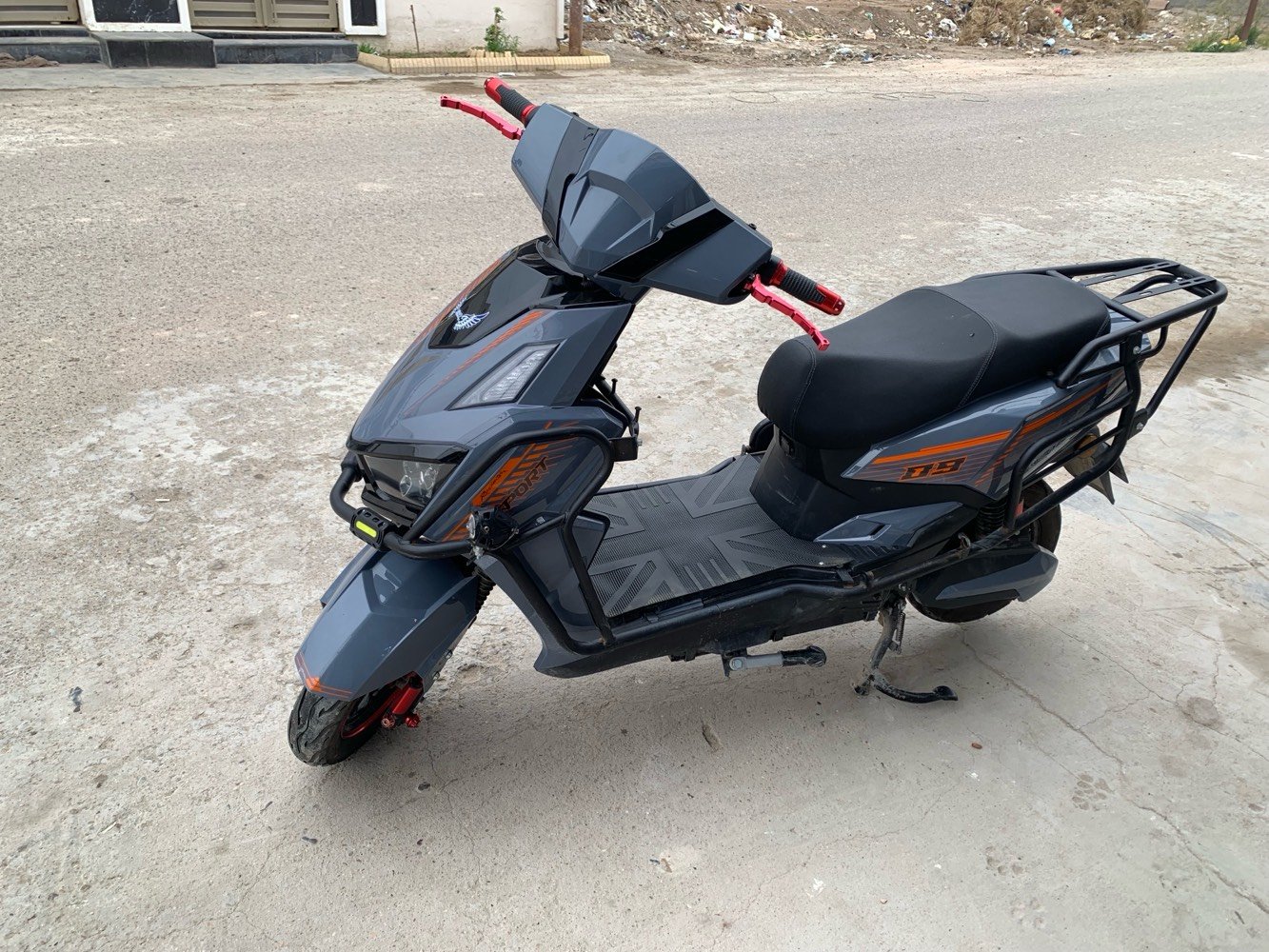 دراجه سكنس فحل شحن
 تجي بصمتين وتشغيل عن بعد بيها درع وصندوك بس صندوك مشاده 
دراجه سرعتها حقيقيه 65
تمشيك 40كيلو بيها نضام البك تجي اربع سرع ولبريك هايدروليك تجي ٦ بطاريات
دراجه نضيفه مصارلي هواي من مشتريها ممستخدمها هواي 
سعر 775الف وبيها مجال شويه حك جيه مكاني بغداد دوره 
***********