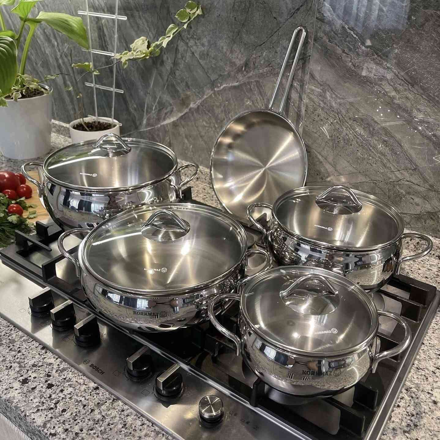 ستلنس ستيل صحي مختوم 10/18 
ماركة كوركماز التركية الاصلية كلش ثقيل
   جدورة  طاوات جدر ضغط سيت قوري ستنلس  ستيل كذلك أسفل القدر القاعدة من 3 طبقات سوبر حراري مانع لاحتراق الطعام
***********
