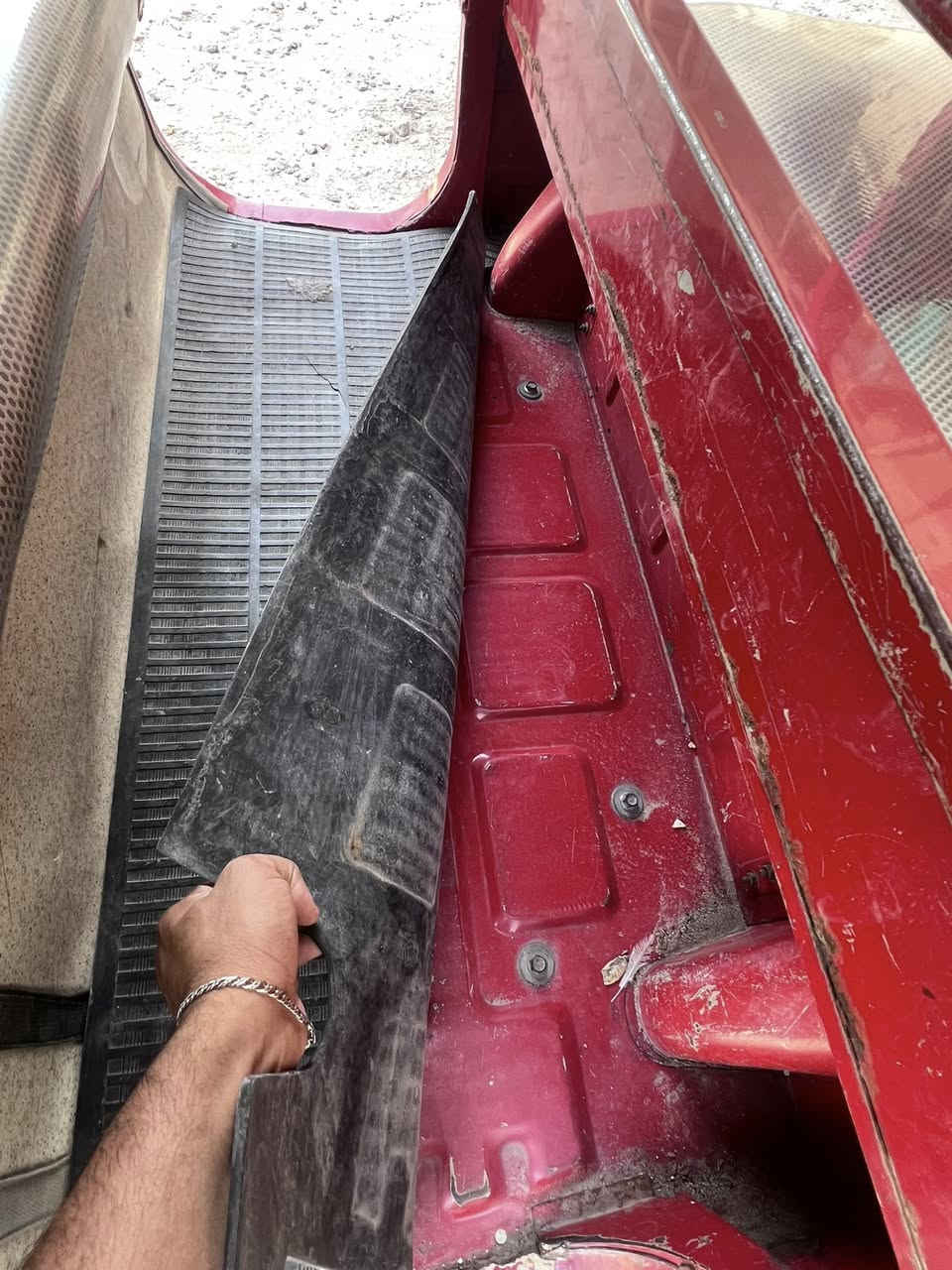تكتك 19 رقم بغداد لاظربه ولا صبغ بس الدوسه الاماميه بيه خياس من وره تاير الباقي كلشي مابيه بلاديه بلاديه السعر 4900 بيه مجال قليل حك جيتك ***********
