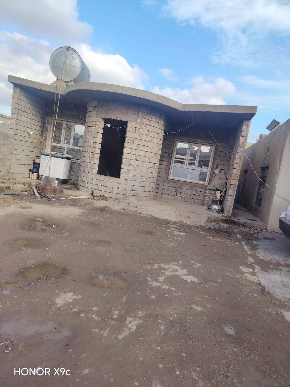 السلام عليكم
بيتين للبيع المكان الحي العسكري الثاني يم معرض دبي بغرب محلات علاء العماش 

البيت الأول مكون من ثلث غرف وربعه وحمام 

ولبيت الثاني مكوم من مطبخ وحمام وغرفتين 

المساحة الأرض 600م تكدر تفصلهن كل بيت وحدو

السعر اتصال على رغم 

***********
