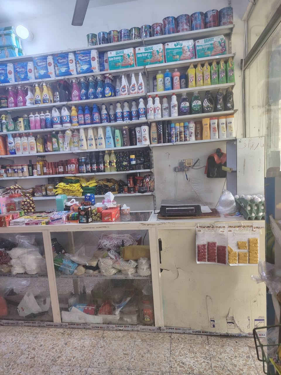 سلام عليكم من رخصة الادمن
اسواق للبيع تحتوي على ٧ عارضات عمودي ٢ منهن شركه
وعارضه افقيه ايجار ٣٠٠ السعر ٩ مليوم وبيهه مجال
للاستفسار ***********
