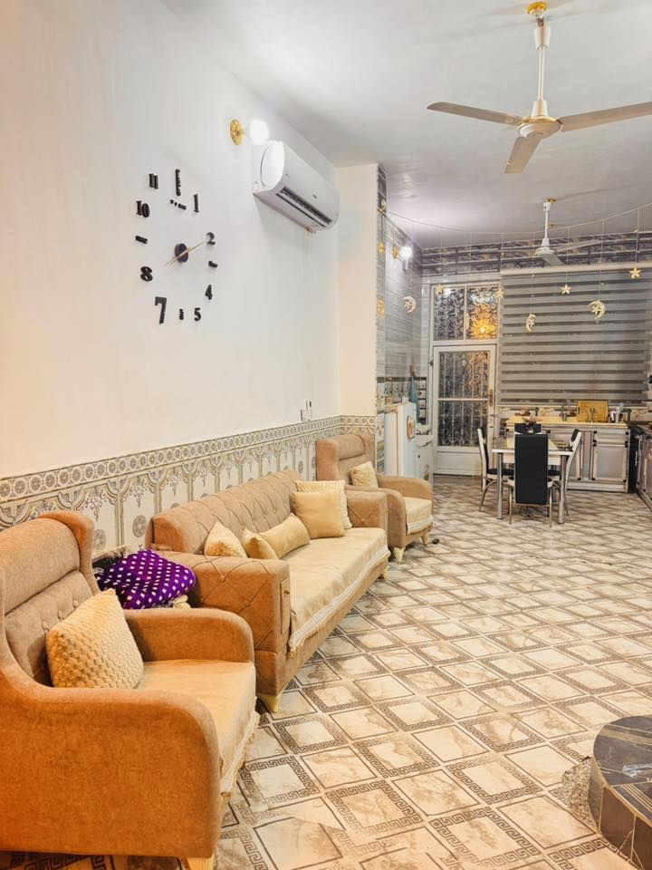 السلام عليكم
دار للبيع المساحه 160متر 8*20

البناء طابوگ

خلف اسواق يوم بيوم قريب من الشارع العام

يتكون من

استقبال +مطبخ مفتوح على الصاله+غرفت نوم نضام سويت (داخله حمام)+حمام خارجي +حديقه +كراج +منور خلف البيت

السعر70مليون يباع مع الاثاث اوبدون حسب رغبت المشتري 

مرقم بلديه ومشمول بقرار 320

قرب جداًمن الشارع العام

رقم صاحب الدار***********
