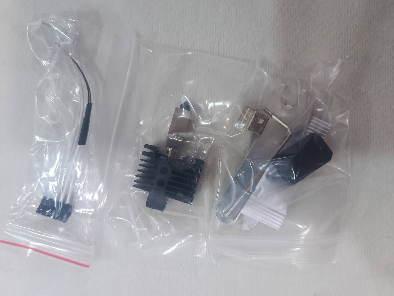 قطعة ترقية ممتازة لأصحاب طابعات Bambu Lab الـ 3D! 🛑
للبيع Upgraded Hotend Kit V2.0 مخصص لطابعات Bambu Lab الشهيرة. إذا تريد تطور طابعتك وتطبع بمواد قوية وبدون مشاكل انسداد، هاي القطعة هي الحل المثالي!
​🔥 مميزات القطعة:
​نسخة مطورة (V2.0 Upgrade): تعطي أداء أفضل واستقرار عالي بالحرارة مقارنة بالرأس الأصلي.
​فوهة ثنائية المعدن (Bimetal Nozzle): تتحمل درجات حرارة عالية جداً وتعيش وياك عمر طويل، وممتازة لطباعة المواد المتقدمة والقوية (مثل الكاربون فايبر، النايلون، وغيرها).
​تصميم ذكي: يمنع انسداد الفيلامينت (Clogging) ويضمن انسيابية عالية بالطباعة وسرعة تبريد ممتازة.


**إذا كنت صاحب هذا الإعلان وتريد حذفه لأي سبب، رجاءا أرسل رسالة إلى الدعم الفني**