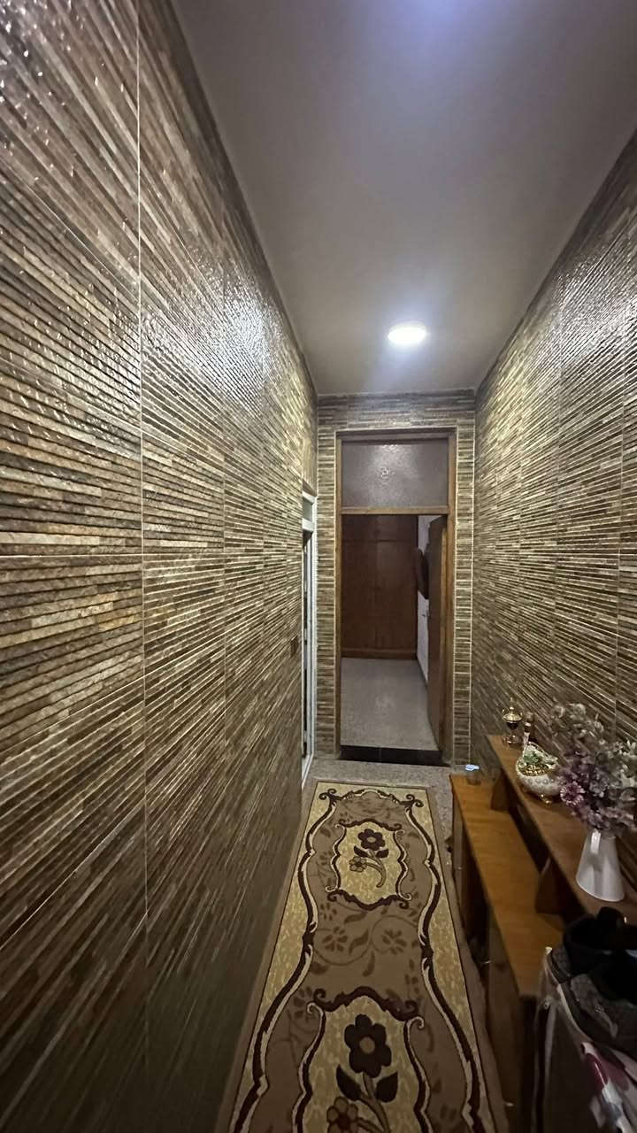 بيت للبيع المضمار العابد قرب محطة وقود سما البلديات المساحة ١٠٠ متر الواجهة ٥ والنزال ٢٠ يحتوي على ٣ غرف نوم وصالة كبيرة و٣ حمامات علما البيت جديد جداً والمتكون من ٣ طوابق للاستفسار الاتصال على ***********
