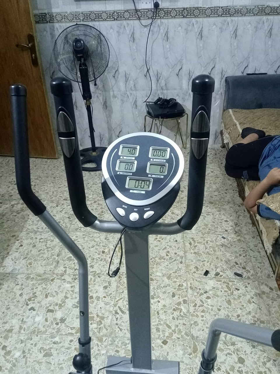 السلام عليكم جهاز اوبتراك مستعمل قليل سعره 125 وبي مجال للشراي مكاني بغداد مدينه الصدر تقاطع كسره وعطش وهذا رقمي ***********
