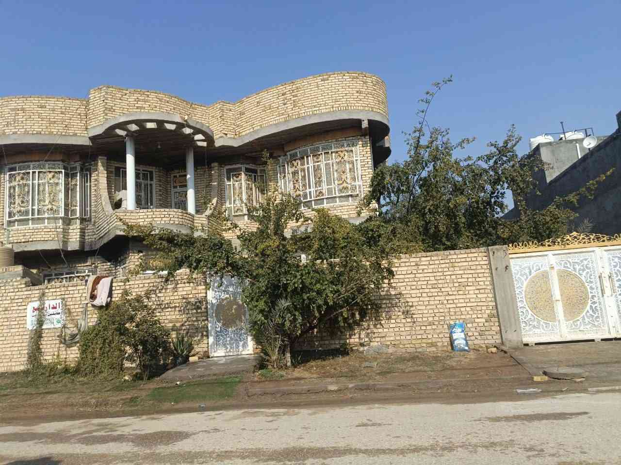 🏡للبيع – طابقين مواصفات كاملة 🏡
بيت طابقين للبيع، بناء حديث وتشطيب مرتب، يتكون من:
🔹 الطابق الأرضي:
صالتين واسعة
غرفتين نوم، كل غرفة بيها سويت حمّام
استقبال
مطبخ
مجمعات صحية عدد (2) داخلي وخارجي
🔹 الطابق الثاني:
صالتين
غرفتين نوم
مجمع صحي
🏗 مساحة البناء: 260 متر
🌿 حديقة: 140 متر
📐 المساحة الكلية: 400 متر
📏 الواجهة: 20 متر
📏 النزال: 20 متر
📍 الموقع: بابل – القاسم
مجمع حجي حسين، مقابيل مستشفى القاسم العام
📞 للاستفسار ***********
***********
