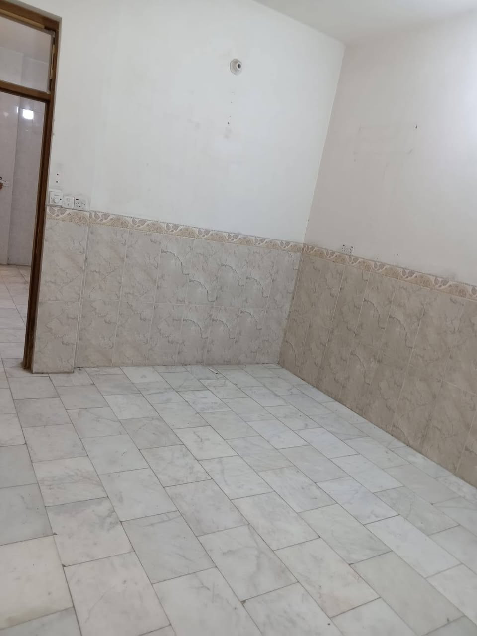 بيت للبيع 80متر عبارة عن وحدتين سكنية كل طابق يحتوي على غرفة نوم وصالة وحولي وخدمات اومناور السعر (190)وقابل للتفاوظ للاستفسار هذا الرقم ***********
