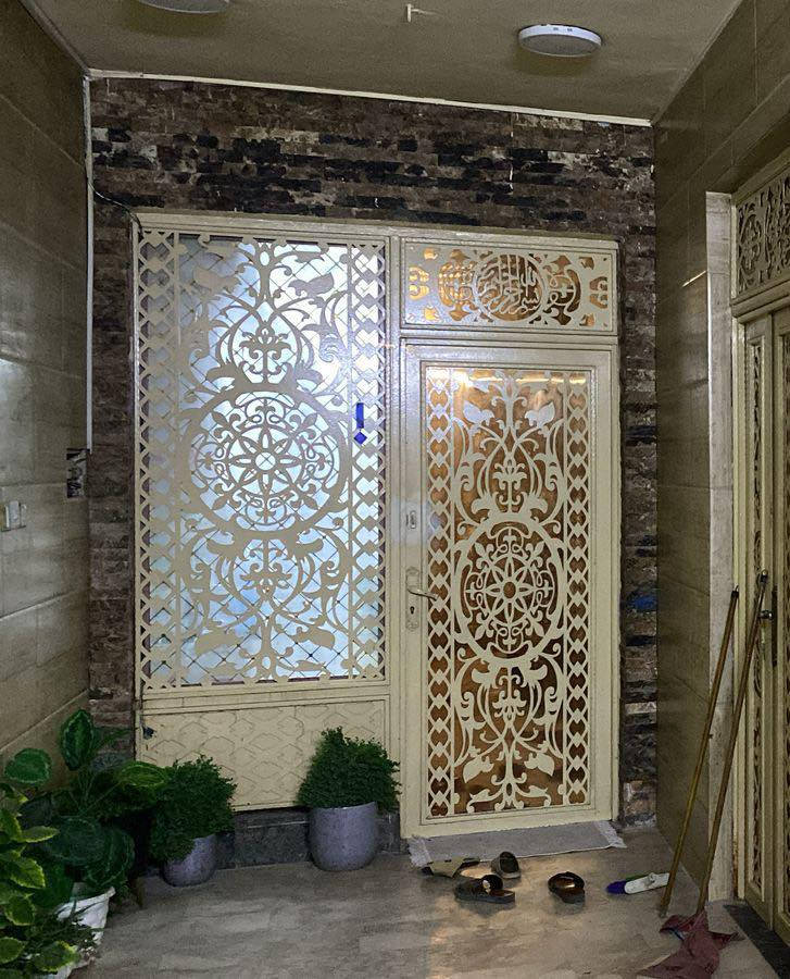 سلام عليكم متوفر بيت مساحه 137 متر واقع حال 140 بحي التراث يتكون من متر 2 نوم اكبار وحده 
7*6.5 بيها بالكون مرترين في 6.5 والاخرى 6.5*5
وغرفه نوم جوه 5*5
حمامات عدد 3
استقبال معزول عن البيت والبيت مدخلين
الشارع عرضه 8 متر ومطبخ حار معزول الارضيه مرمرمطبك مرمر من الباب للسطح  الثالث بيتونه مطله على سطحين تصلح ان غرفتين  والكهرباء فول محوله جديدة وهذا رقمي ***********
والسعر على الاتصال الخٍَــٌٍاص ماارد عليه
ملاحظه البيع مع الاثاث كامل 
مجرد ناخذ الملابس والباقي ويه البيت
