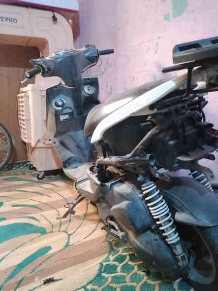 سلام عليكم دراجه سكنس فحل نوزل قبق نفخ خطين دراجه متروكه ابيع كوم حديد كفراتهه موجوده كاملات 
مكان الحريه السعر350وبيهه مجال***********
