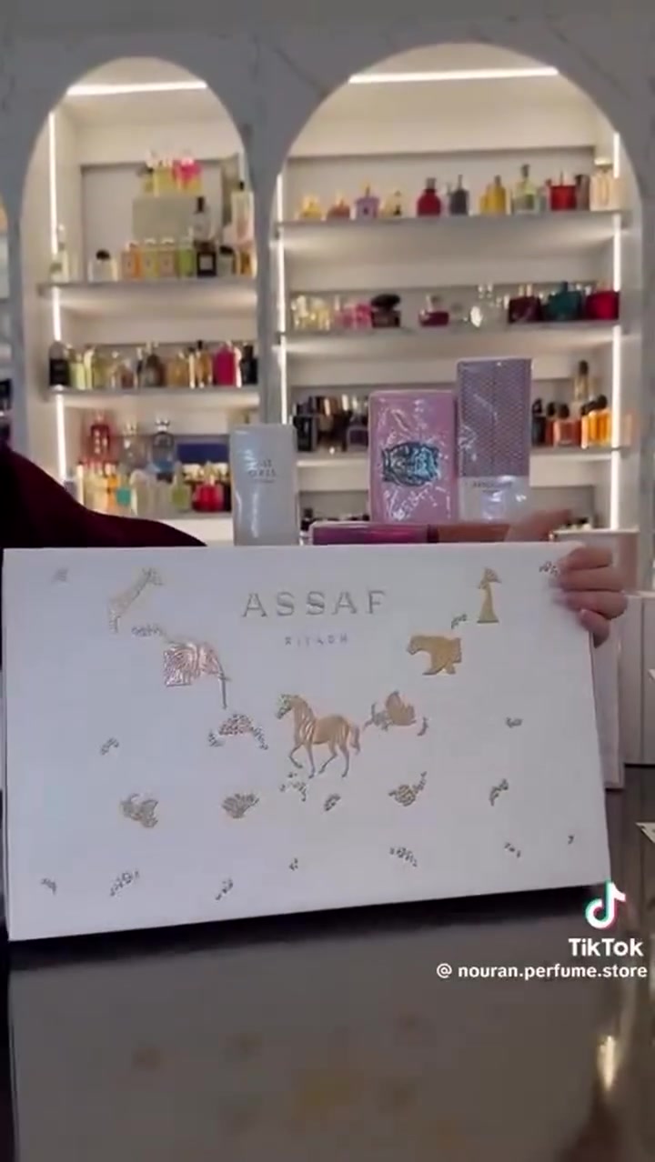 ✨ مجموعة عطور قولد ديزرت Gold Desert من عساف ASSAF ✨
إذا كنتِ تبحثين عن الفخامة والتنوع في علبة واحدة، فإن مجموعة قولد ديزرت من عساف هي الخيار المثالي. تضم المجموعة 3 عطور بحجم 100 مل لكل عطر، بتوليفة راقية تناسب النساء والرجال، لتمنحك تجربة عطرية متجددة تناسب جميع الأوقات والمناسبات. 

💫عطر فاخر  Wild Colt Tobacco  يجمع بين نفحات التبغ الراقية والبرغموت مع لمسات زهرية دافئة، ويستقر على قاعدة غنية من العنبر والعود والمسك الأبيض، ليمنحك حضورًا قويًا وفخامة تدوم. 

 🌸 عطر Noble أنيق ومنعش يبدأ بنفحات حمضية وخضراء، يتوسطه قلب زهري ناعم مع لمسات من أوراق الشاي، وينتهي بقاعدة دافئة من خشب الصندل والمسك والعنبر، ليمنحك إحساسًا بالرقي والهدوء. 

 🌹عطر عصري Gris Erik  بنفحات بودرية وفاكهية خفيفة، ينسجم مع قلب من الياسمين والورد، ويستقر على قاعدة من خشب الصندل والمسك والعنبر، ليمنحك رائحة جذابة وأنيقة طوال اليوم.

✔️ ثلاث روائح مختلفة في مجموعة واحدة.
 ✔️ مناسبة للنساء والرجال.

المنشأ:  الإمارات 🇦🇪 💯
سعر البكج 35 الف 
🚘يوجد خدمة توصيل لجميع محافظات العراق ٤ الاف🚘


**إذا كنت صاحب هذا الإعلان وتريد حذفه لأي سبب، رجاءا أرسل رسالة إلى الدعم الفني**