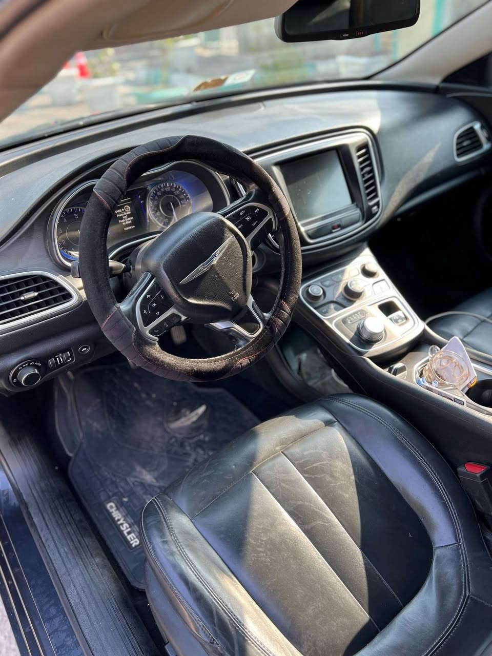 كرايسلر c200 للبيع فقط
رقم أربيل باسمي ضربتها من امريكا صندوق واربع اصابع   الجاملخ الخلفي ايربكات سليمة  مواصفاتها  معروفه عليها برمجة   فتح فصله والسرعه ومراوح الحماوه متعبر ال95
 ومشدود عليها عدسات سعرها 300 ألف 
فقط الصندوق يراد صبغ لونه مامطابق 100‎%‎
التبريد نهايه هذا الموسم وكف 
وبيها كلوب الدهن يشتغل وينطفي. صارله سنه بس اني اكفللكياها تصعد دهن 
حداديه 80‎%‎
مشدود بيها منظومة غاز قبل 5 اشهر تانكي 60 لتر 
السعر 110 دولار وبيها مجال
السيارة في كربلاء  
الاتصال على الرقم ***********
