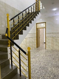 معروض للبيع دار حديثة البناء بمساحة واسعة وديكورات جميلة. الدار تحتوي ...