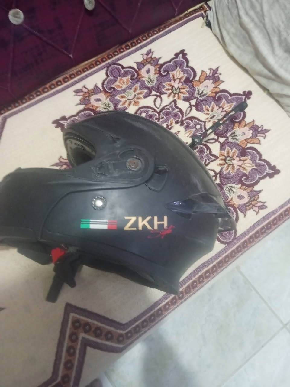 سلام عليكم خوذه نضيفه وتخبل بيها ستاند مال تصوير بس تخلي الكامره رايدها ب٧٥ وبيها مجال مكاني حي الجهاد ***********
