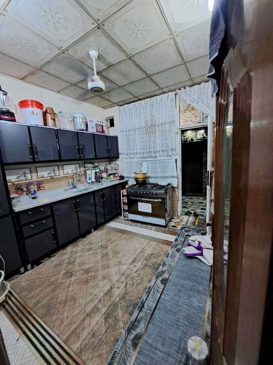 سلام عليكم بيت زراعي قرار 117  في كربلاء قنطرت سلام شارع لمدرسي قرب لحولي ميه.  طابق ونص مساحه 108 يتكون من 3 غرف ثنين جوا او وحده فوك مساحته 8×4 سويت  جبيره وثنين جوه مساحتهن 4×4 وستقبال وصاله ومطبخ و3 صحيات بيت كله سيراميك وبورسلين ودرج كرانيت وصطح ازوركام وبي مخزن للغراض 
شارع تبليط وجوارين درا مال الله 
*********** بيت حلو مرتب عندي ضرف وريد ابيع
