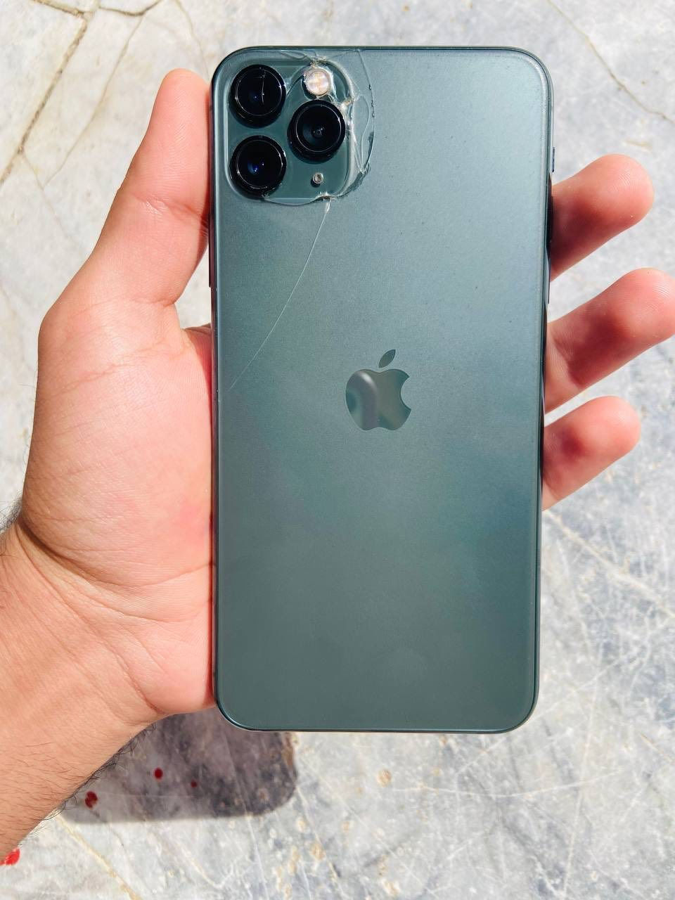 ايفون ١١ برو ماكس للبيع و مراوس بايفون ذاكره ٢٥٦ ما مفتوح بطاريه ٧٦ ما يصرف شحن نضيف فول فقط طر بضهر سعر ٢٧٥ مكاني قرنه ***********
