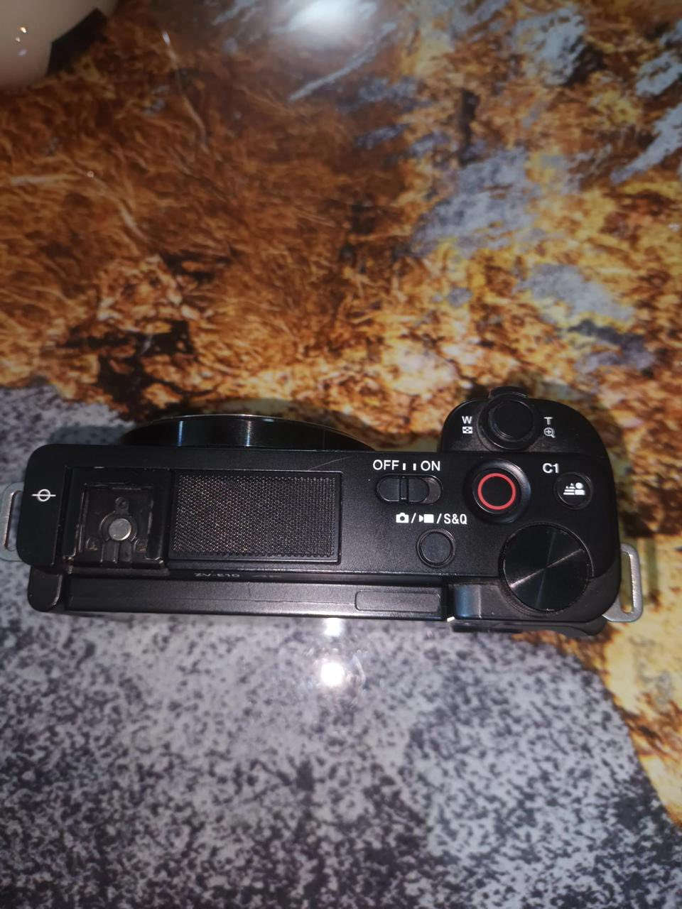 للبيع: وحش السوني Sony ZV-E10 (مستعمل نظافة فول 100%) 📸
لأصحاب المحتوى والفلوقات والسينمائي، متوفرة كاميرا Sony ZV-E10 (Mirrorless) بحالة الوكالة، نظافة تامة جداً (فول نضافة) مع أقوى عدسات العزل والحدة:
الباكيج الأول (للعزل القوي والحدة):
• الكاميرا: Sony ZV-E10 (جهاز نظيف جداً والسنسور مراية).
• العدسة: Sigma 30mm f/1.4 DC DN (Contemporary).
• الأداء: فتحة عدسة عملاقة f/1.4 تنطيك عزل خلفية (بوكيه) خيالي وأداء جبار بالإضاءة الضعيفة.
الباكيج الثاني (للبورتريه والنتائج الاحترافية):
• الكاميرا: Sony ZV-E10.
• العدسة: Sony FE 50mm f/1.8.
• الأداء: عدسة فول فريم، تعزل الخلفية بشكل احترافي جداً ومثالية لتصوير الأشخاص واللقطات القريبة.


**إذا كنت صاحب هذا الإعلان وتريد حذفه لأي سبب، رجاءا أرسل رسالة إلى الدعم الفني**